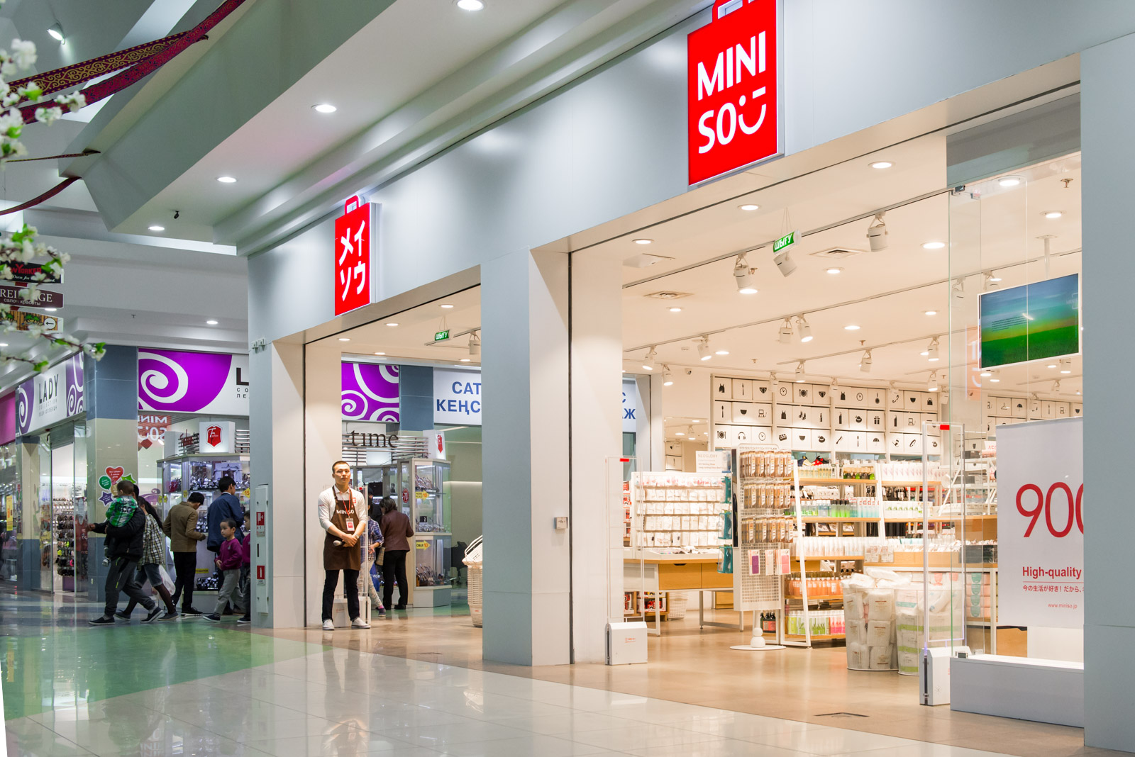 Март кз. Корейский магазин минисо. Miniso товары. Японский магазин минисо. Miniso магазины в Москве.